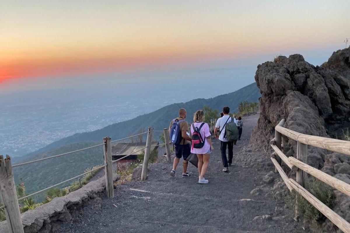 un grupo de personas caminando por un sendero de montaña