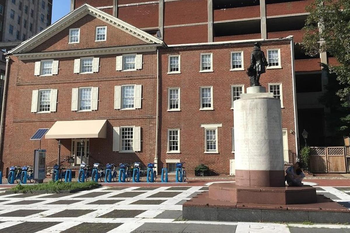 una statua davanti a un edificio in mattoni