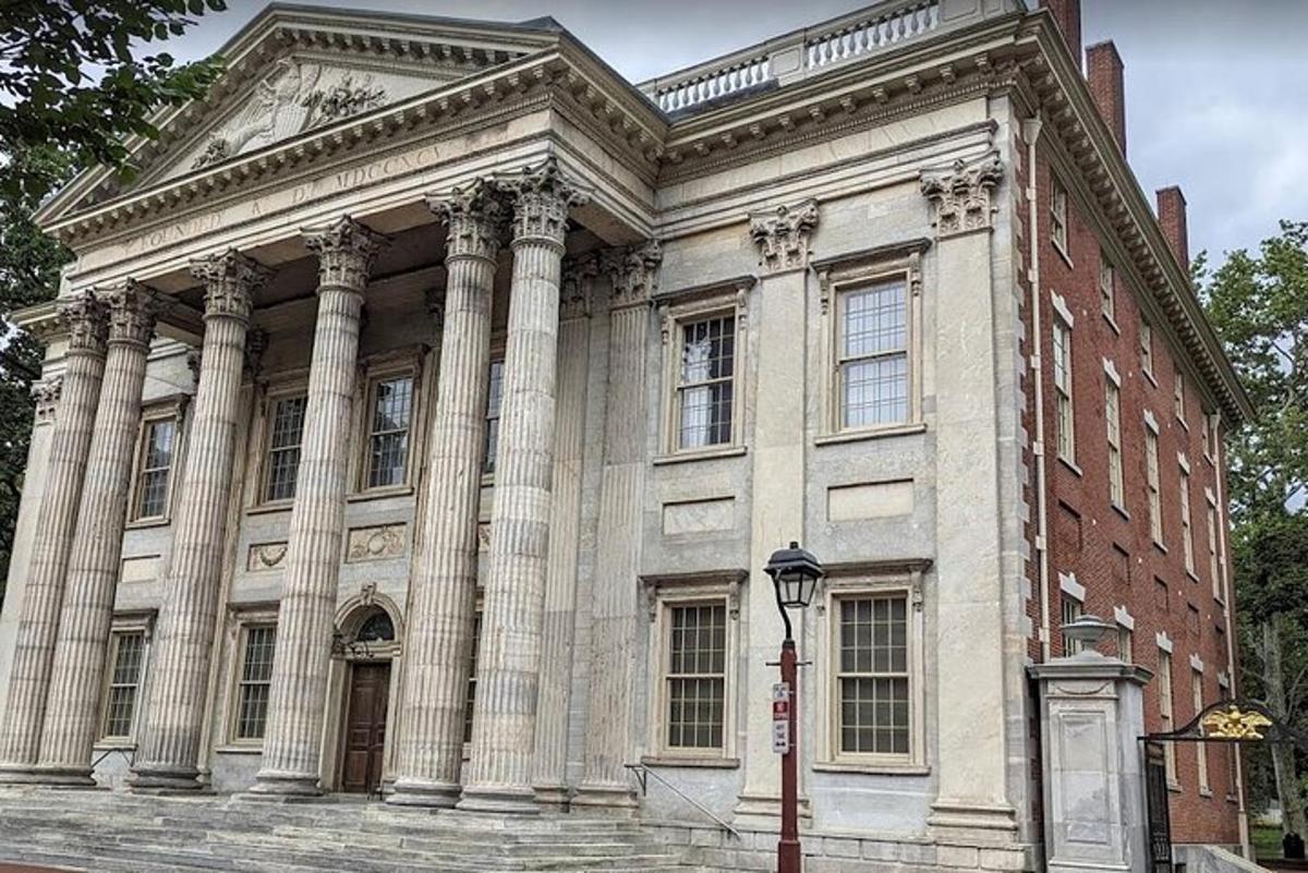 een groot gebouw met zuilen en een straatlantaarn ervoor