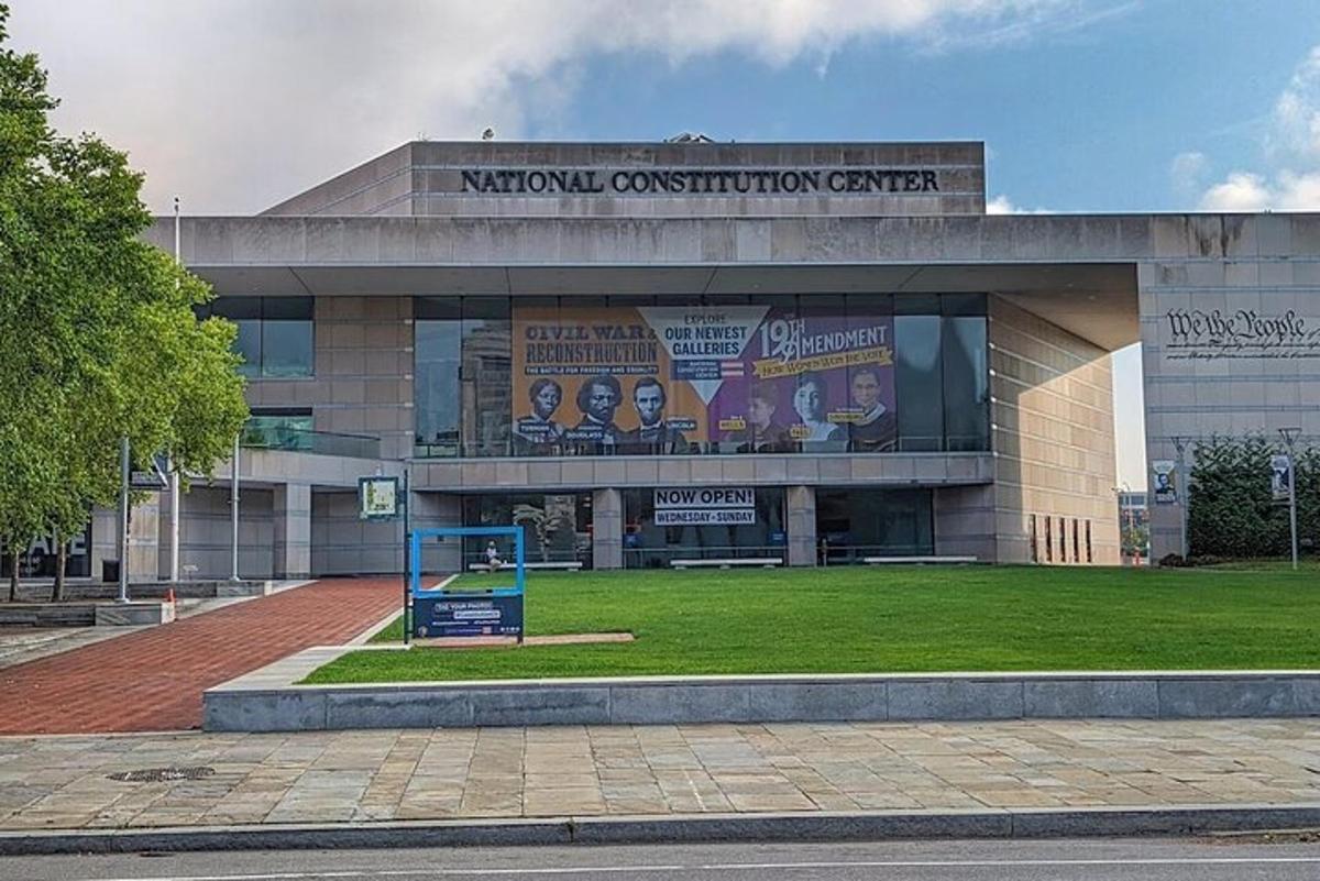 un edificio scolastico con un cartello davanti