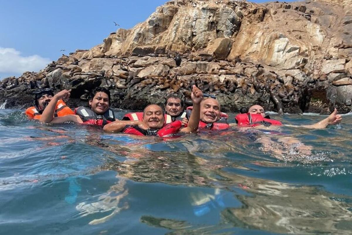 sekumpulan orang di dalam air