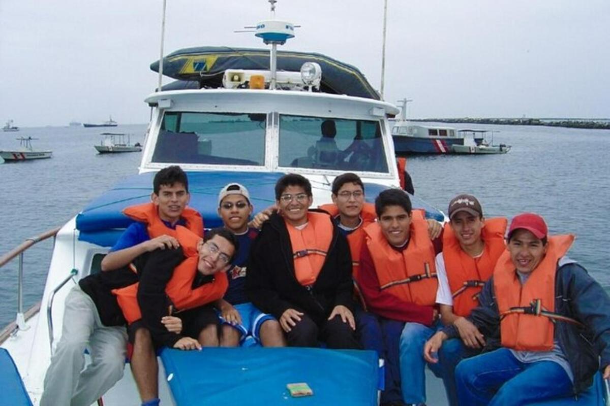 sekumpulan orang di atas bot di dalam air