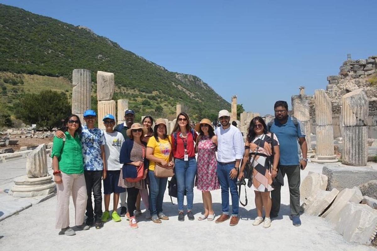 un gruppo di persone in posa per una foto all'acropoli
