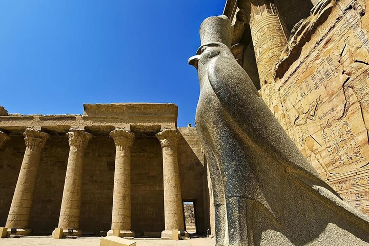 une statue devant un bâtiment avec des colonnes