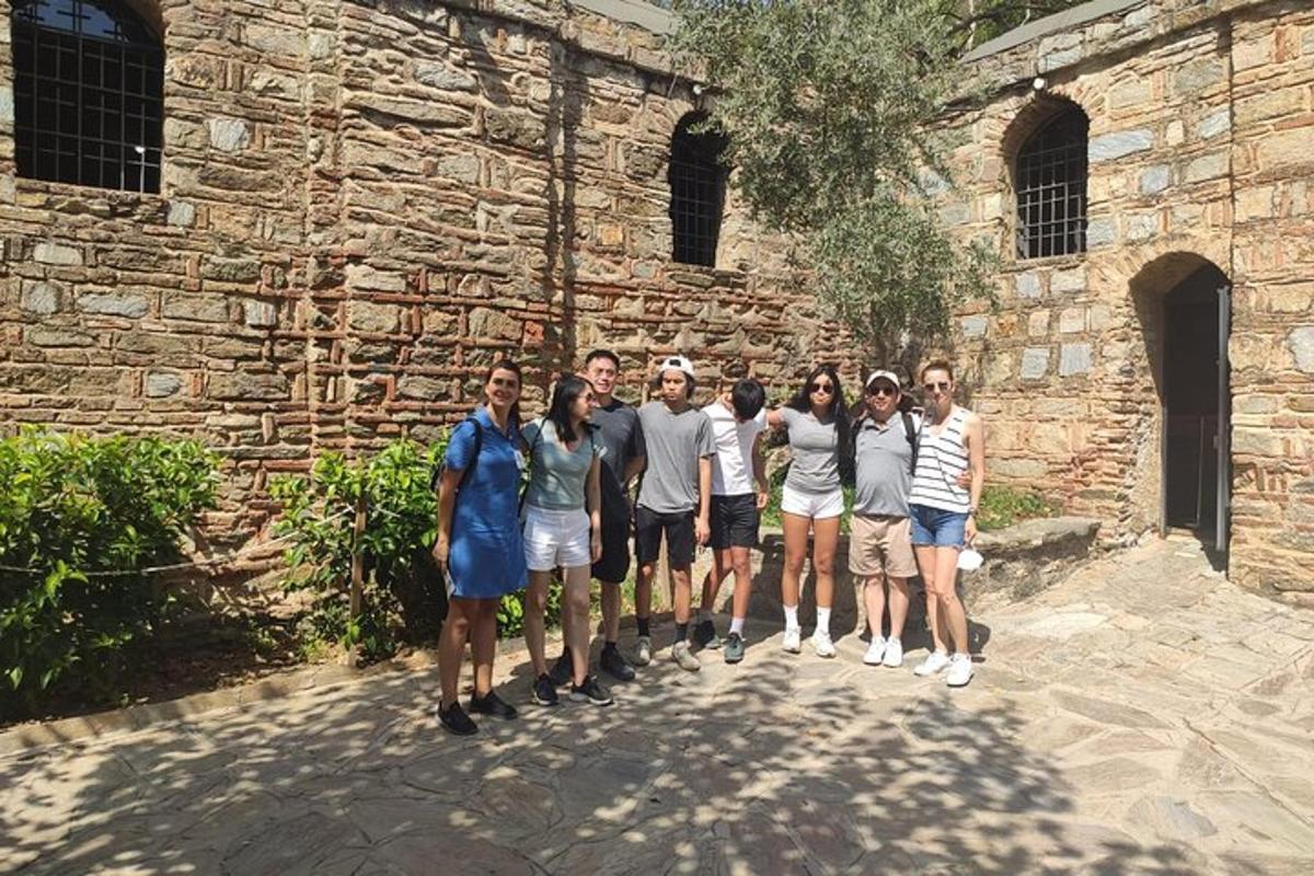 un gruppo di persone in piedi davanti a un edificio