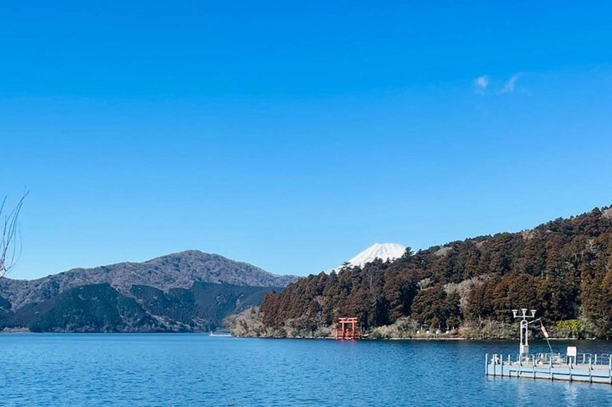 výhled na jezero s molem a horami