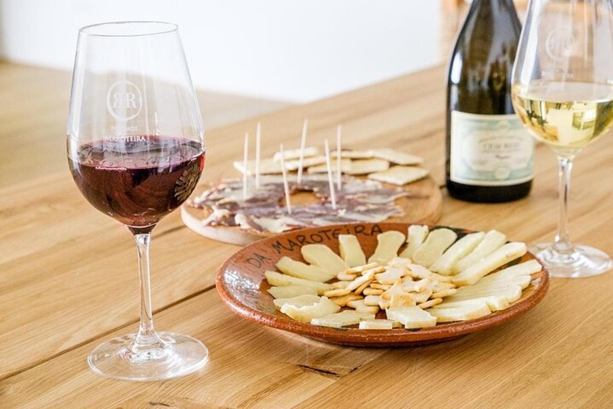 桌子上摆着两杯葡萄酒和一盘奶酪