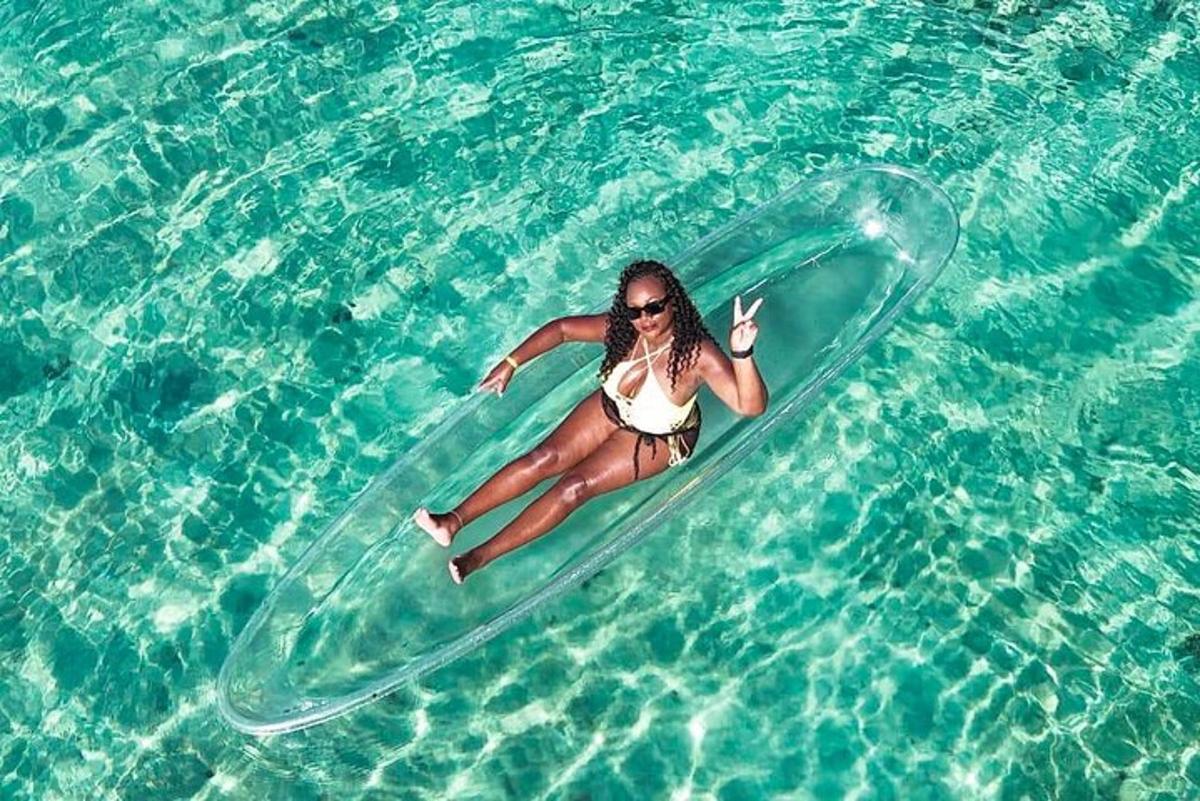 žena v bikinách ležící na paddleboardu ve vodě