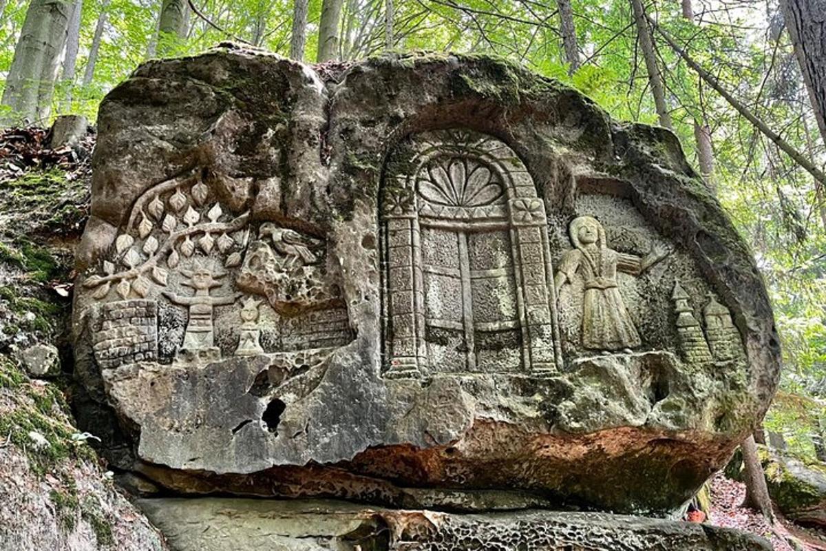 batu dengan ukiran tingkap di atasnya
