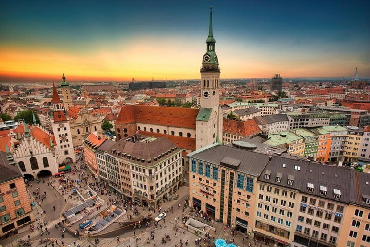 Letecký pohled na město s hodinovou věží