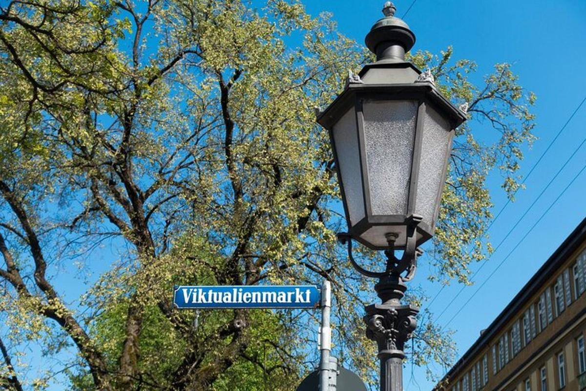 pouliční lampa s pouliční cedulí