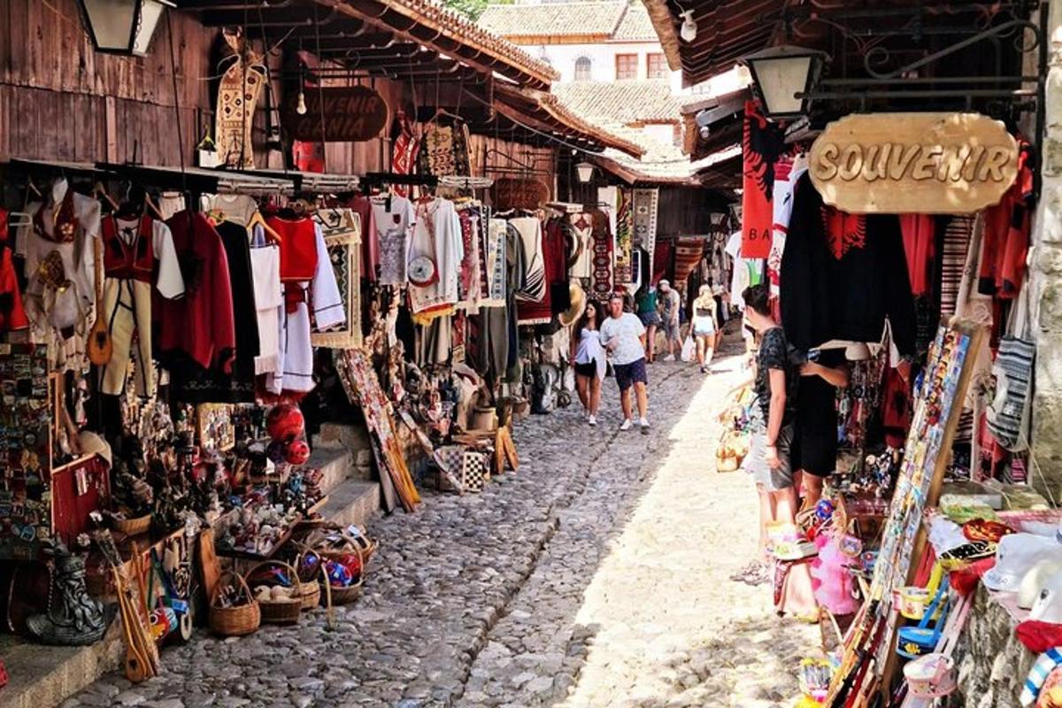 skupina lidí jdoucích po ulici na trhu