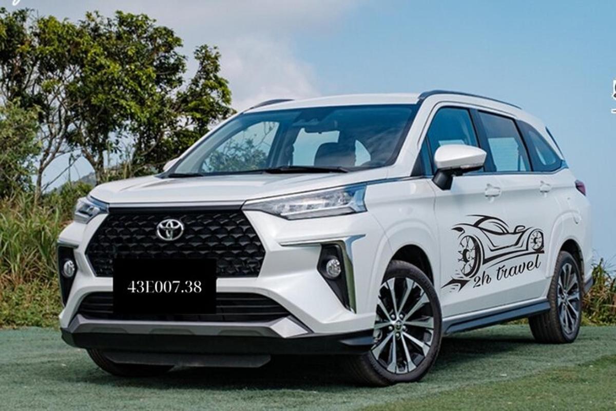 en hvit Lexus SUV parkert på et jorde