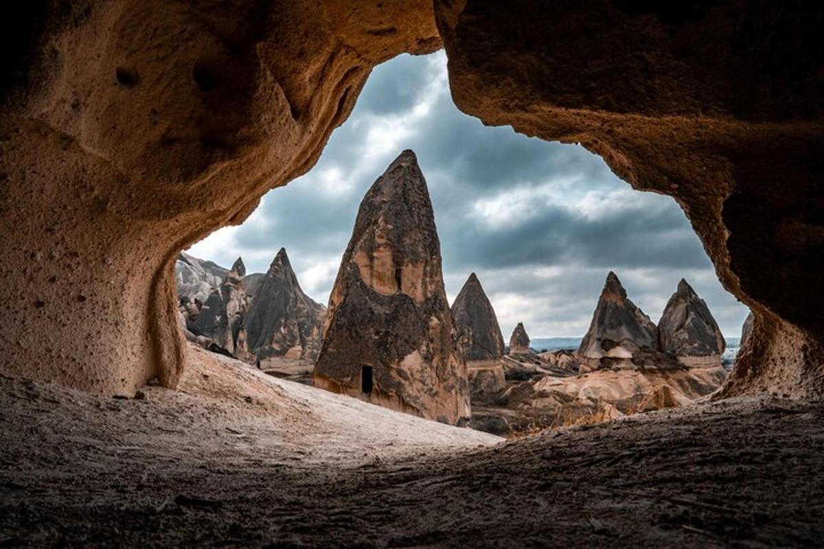 una vista di un deserto attraverso una grotta rocciosa
