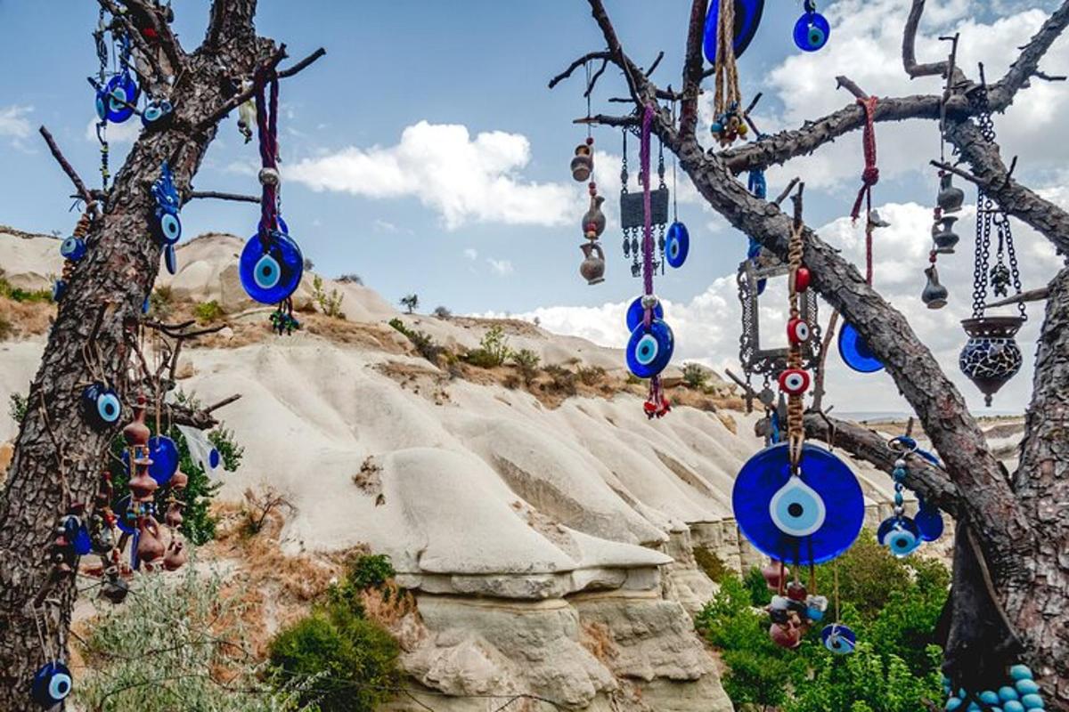 un albero con alcune campanelle blu appese