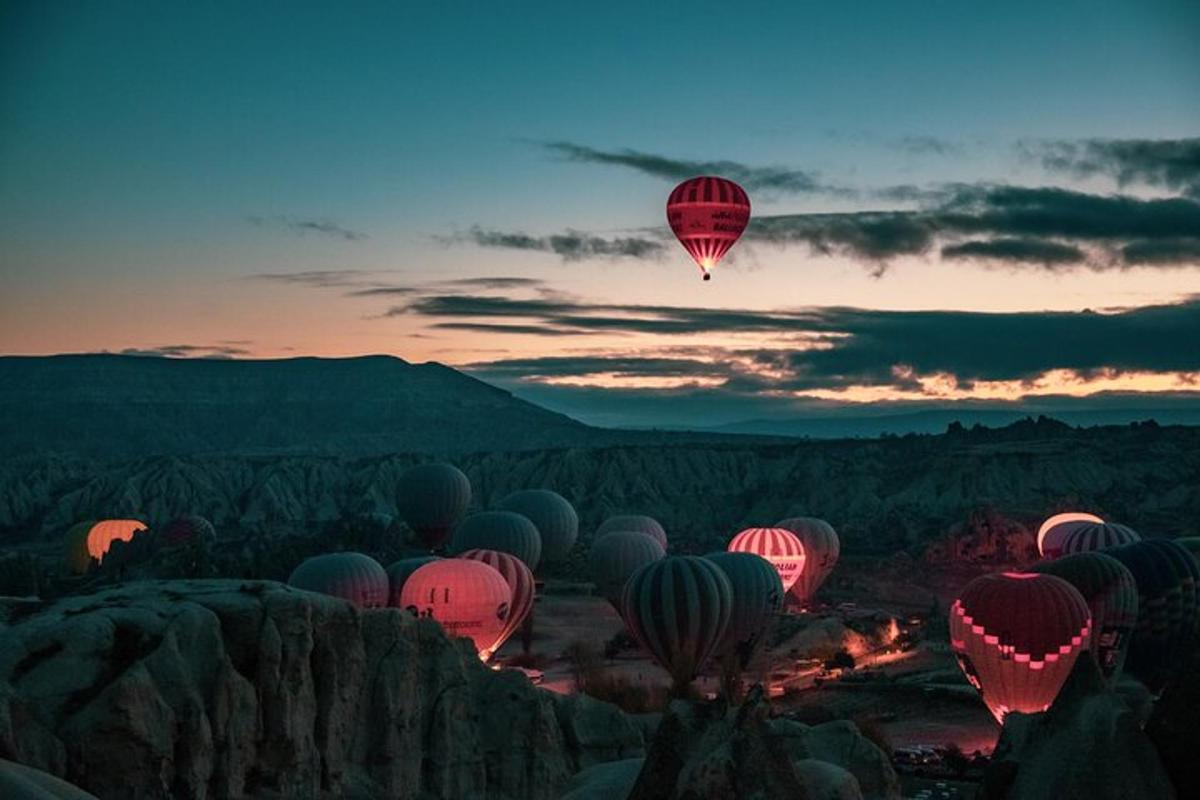 un gruppo di mongolfiere che volano nel cielo