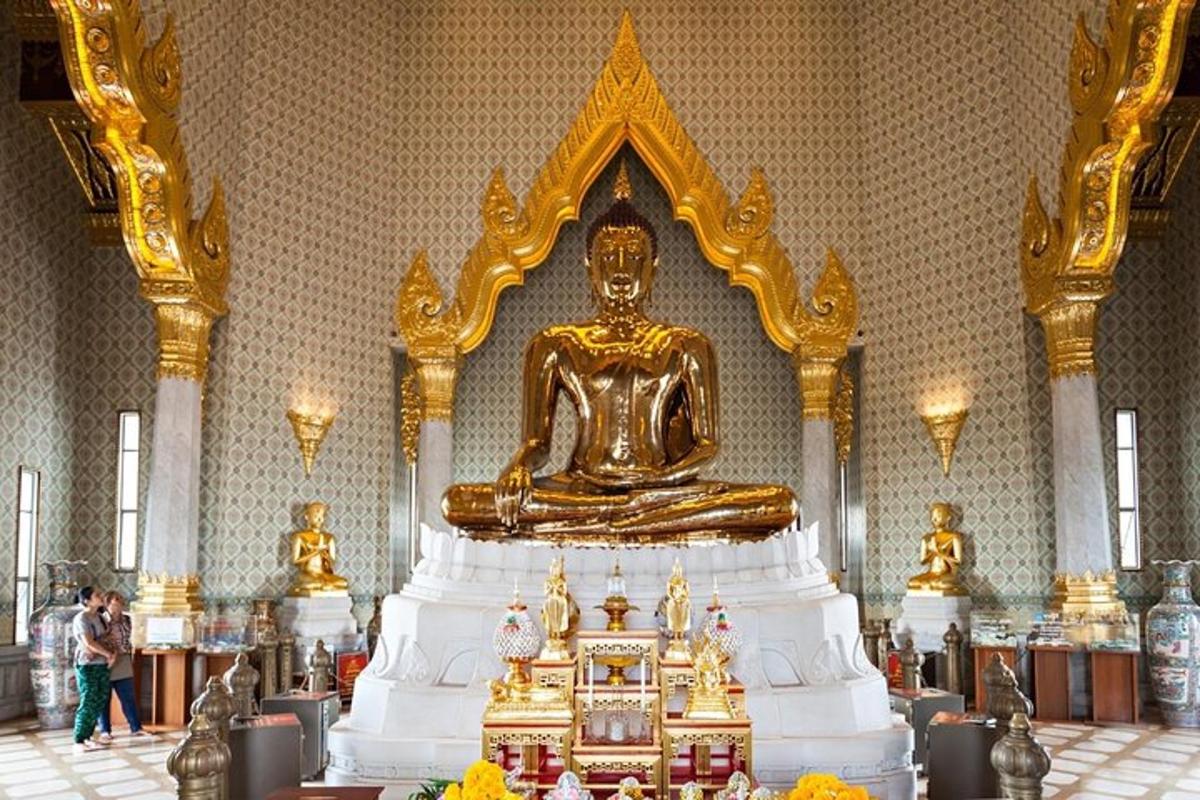 suur kuldne Buddha kuju toas