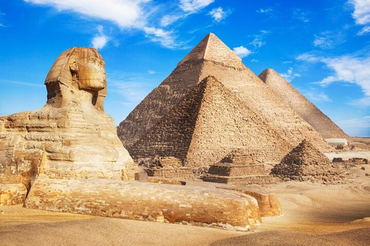 socha před pyramidami v Gíze