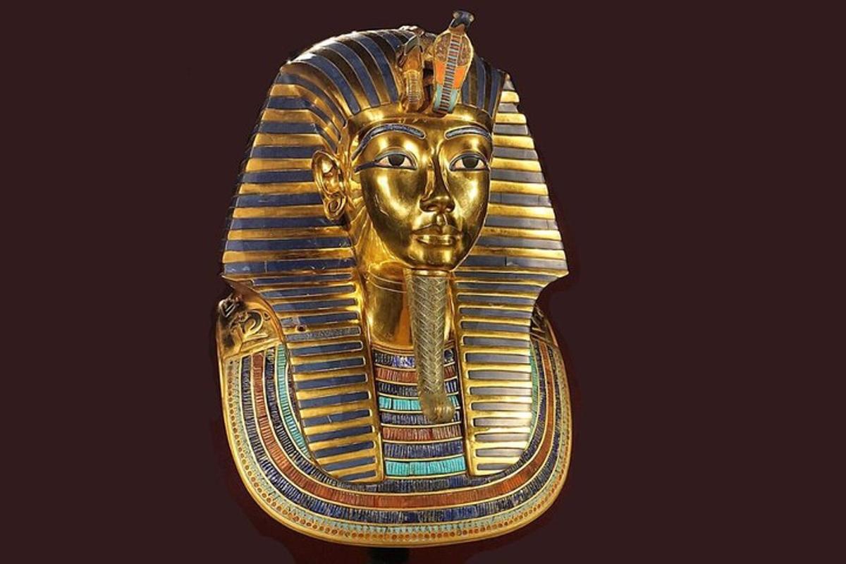 zlatá socha egyptské bohyně