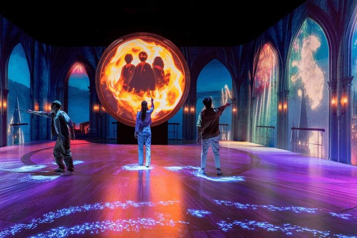 un grup de persones en un escenari amb una bola de foc