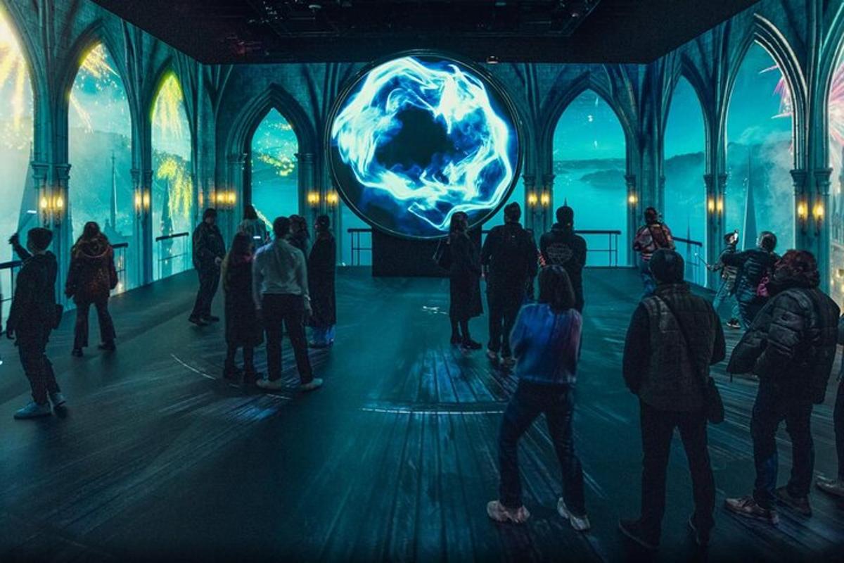 un gruppo di persone che guardano una mostra in un museo