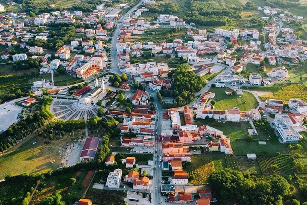 Letecký pohled na město s budovami