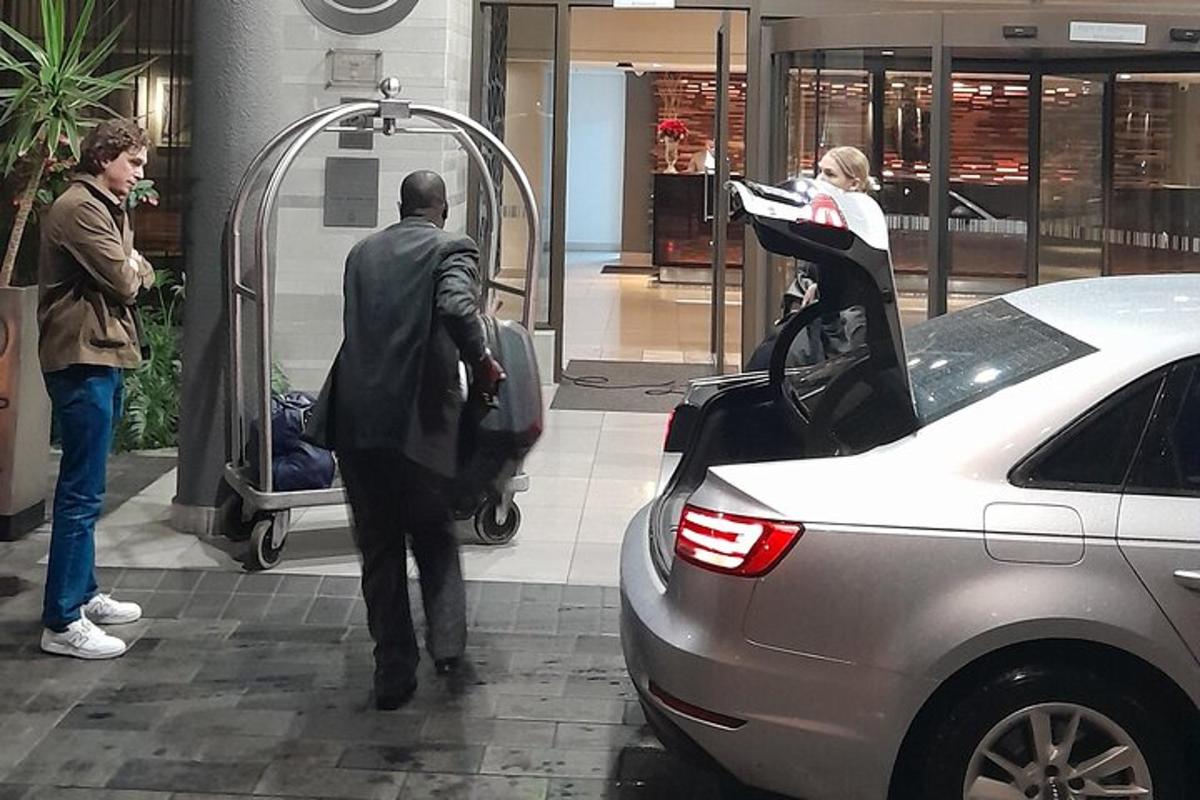 moški v obleki vstopa v avto