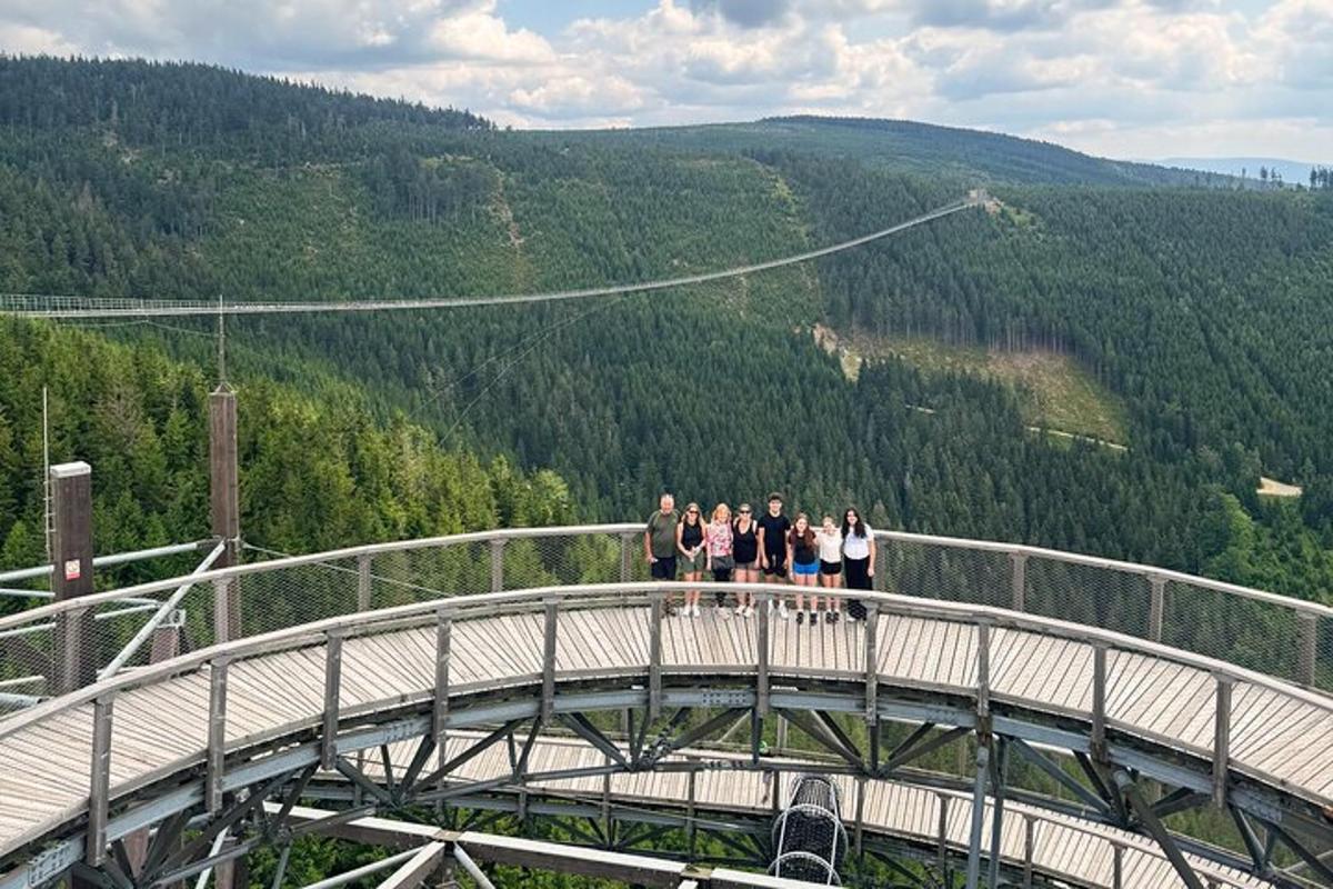 um grupo de pessoas em pé no topo de uma ponte