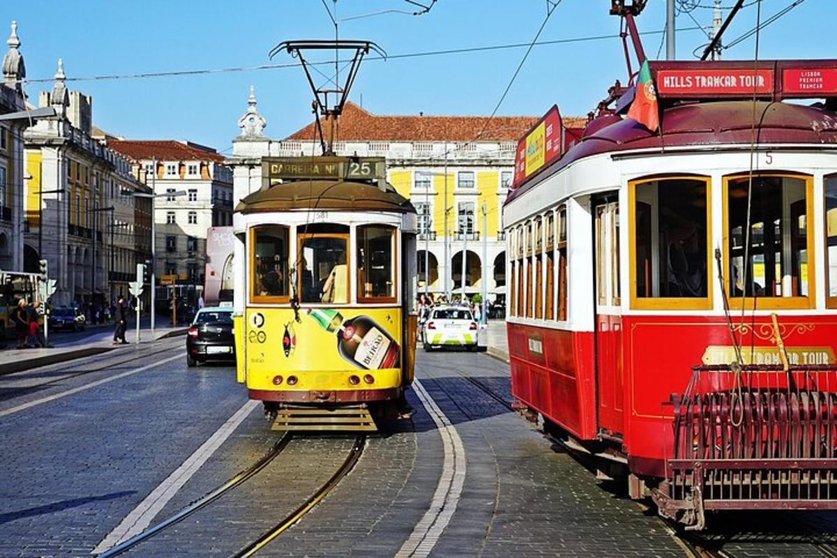 un tramvai galben și roșu pe o stradă a orașului