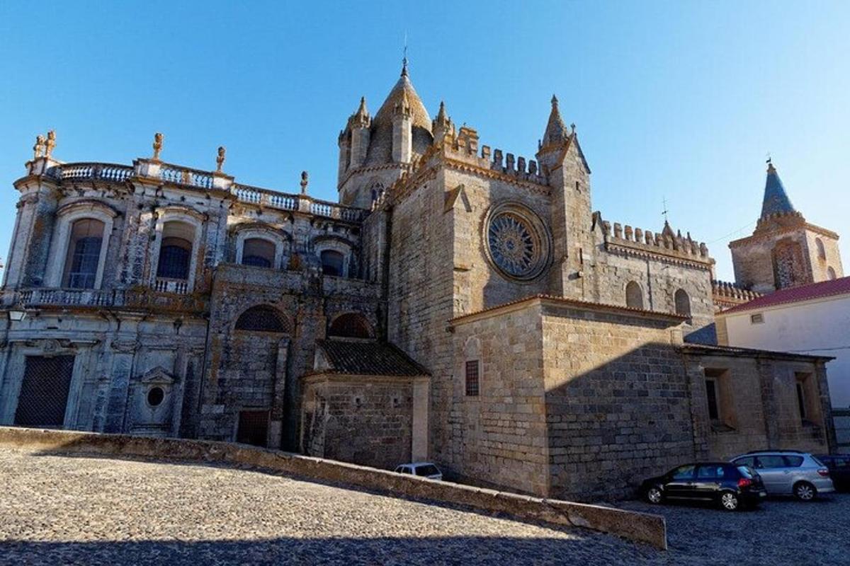 un edifici antic amb un rellotge al costat