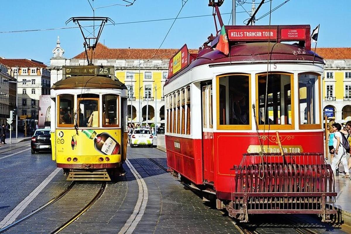 dos tramvies al carrer d'una ciutat