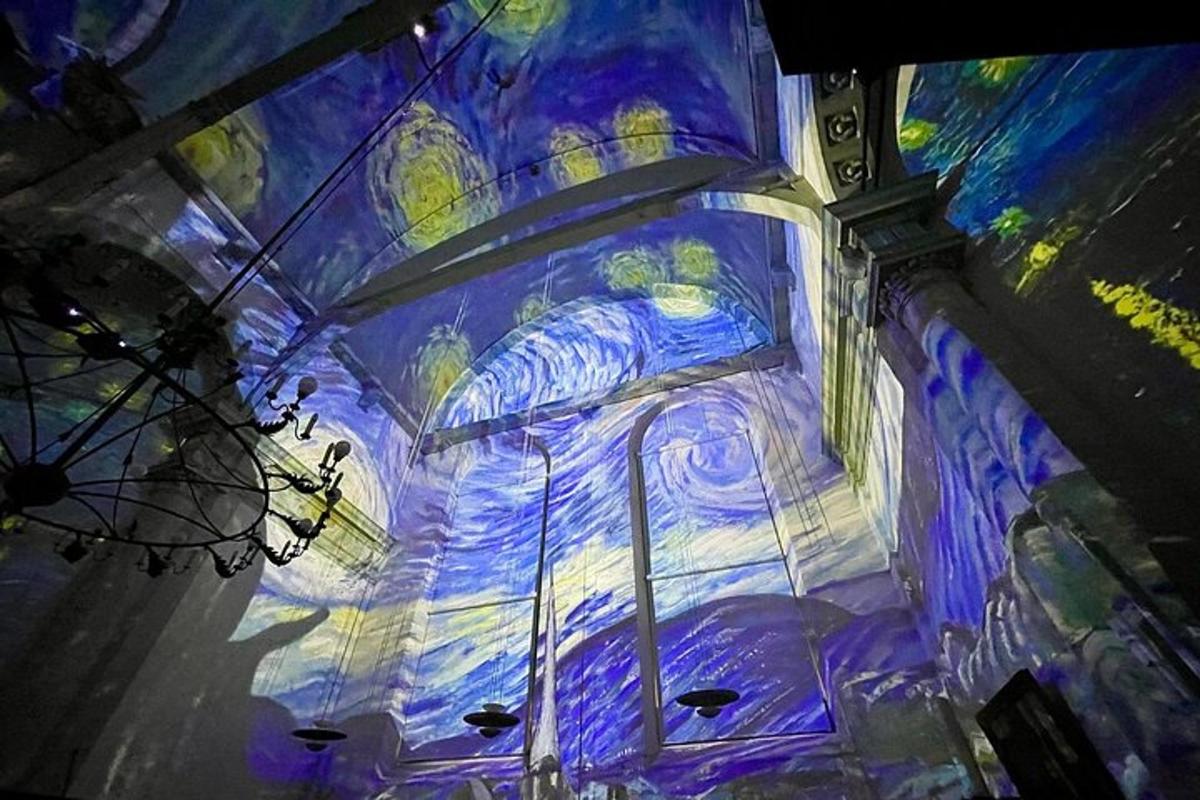 een plafond van een gebouw met blauwe lichten erop