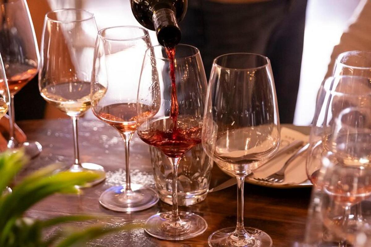 en gruppe vinglass som sitter på et bord