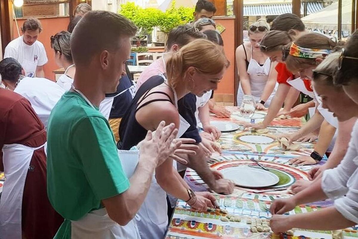 Un grupo de personas de pie alrededor de una mesa con un pastel.