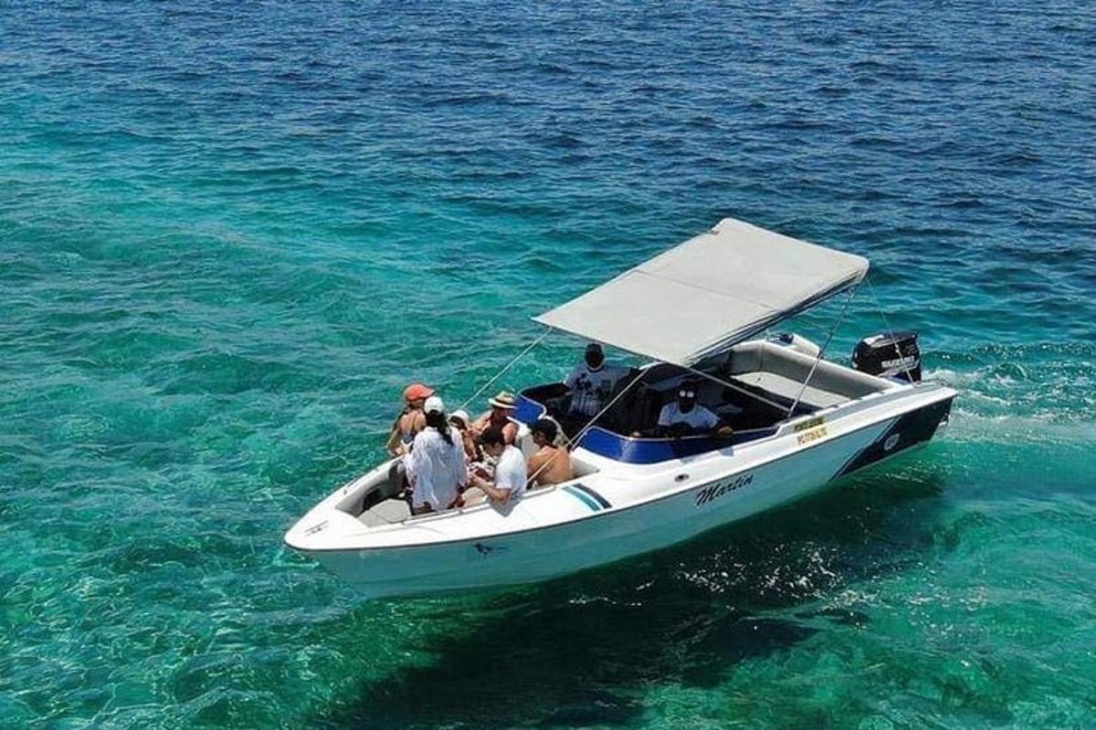 een groep mensen op een boot in het water