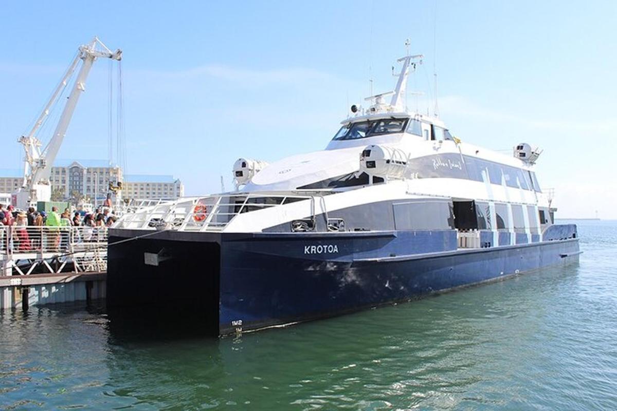 sebuah perahu besar berwarna biru dan putih di dalam air