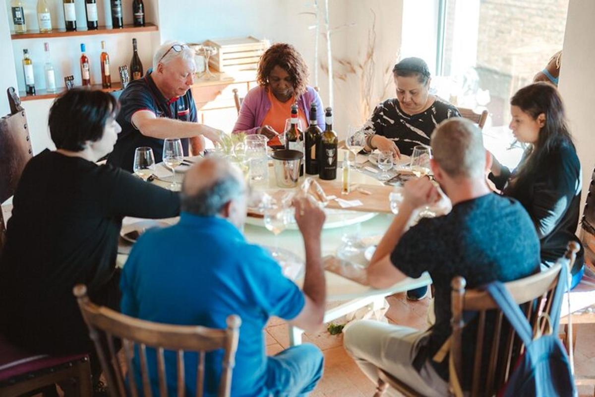 μια ομάδα ανθρώπων που κάθονται γύρω από ένα τραπέζι και τρώνε