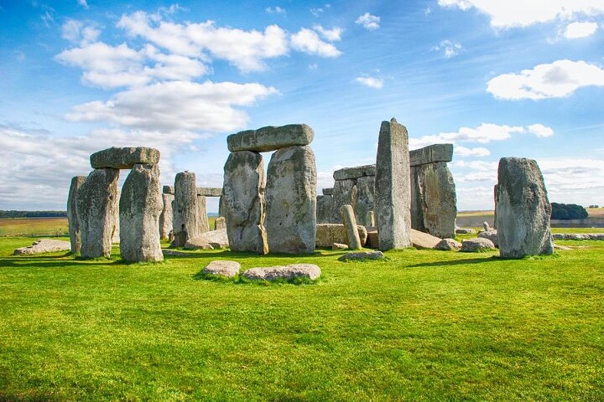 un gruppo di pietre di Stonehenge in un campo