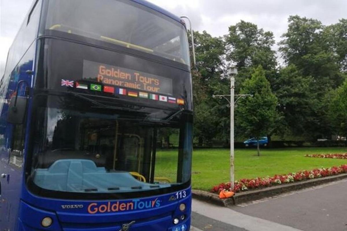 ein blauer Doppeldeckerbus, der auf einer Straße geparkt ist