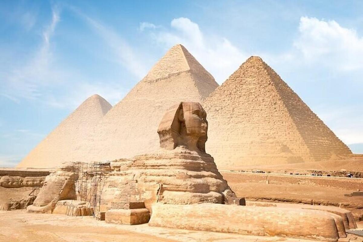 sebuah patung di hadapan piramid giza