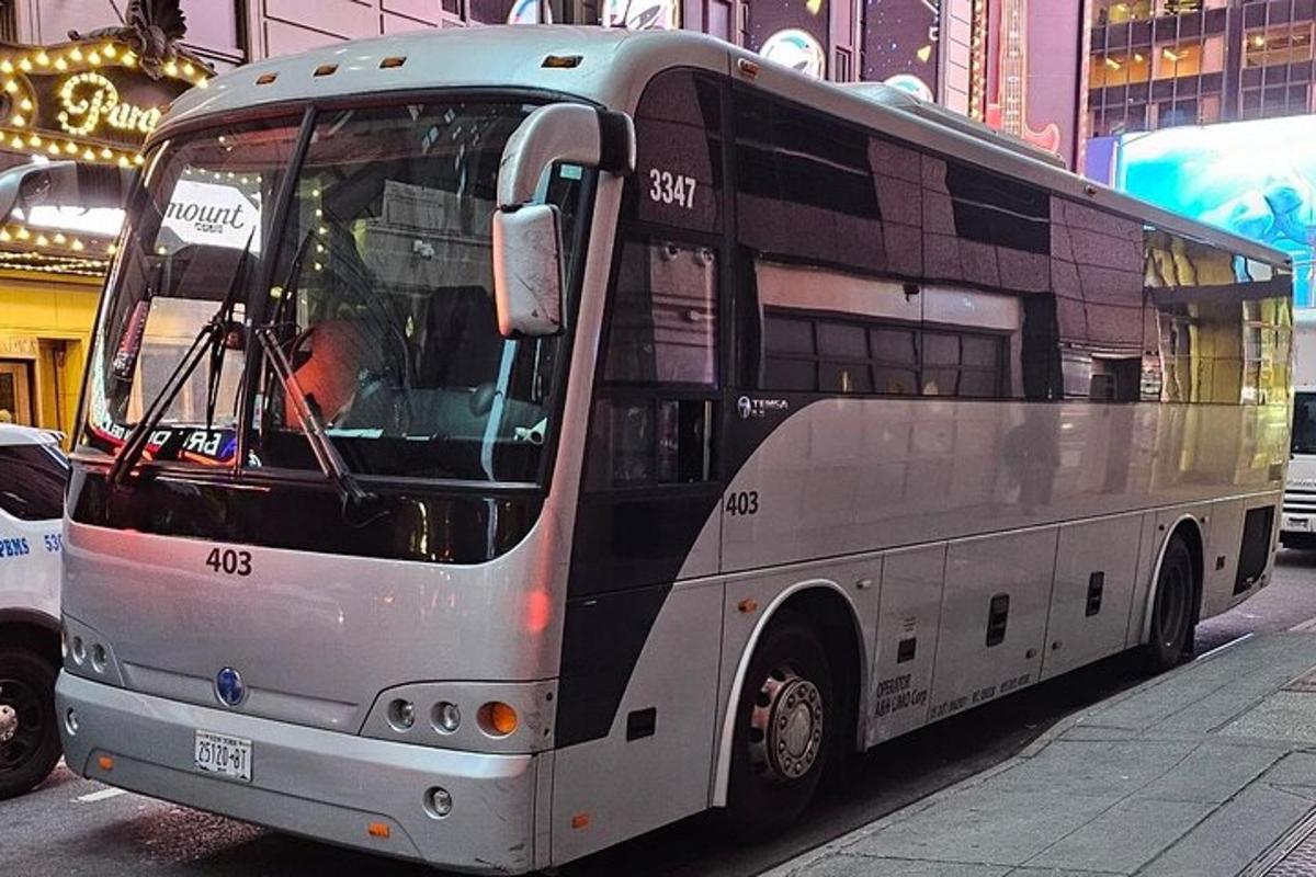 Egy nagy busz parkol a város egyik utcáján
