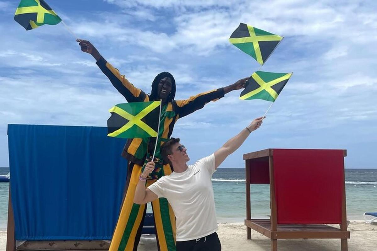 dva človeka držita zmaje na plaži