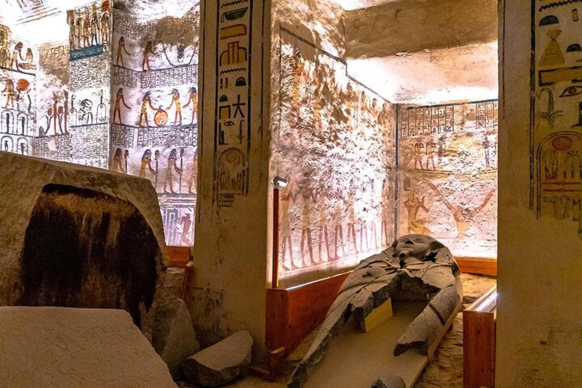 غرفة بها سريرين وجدار به لوحات