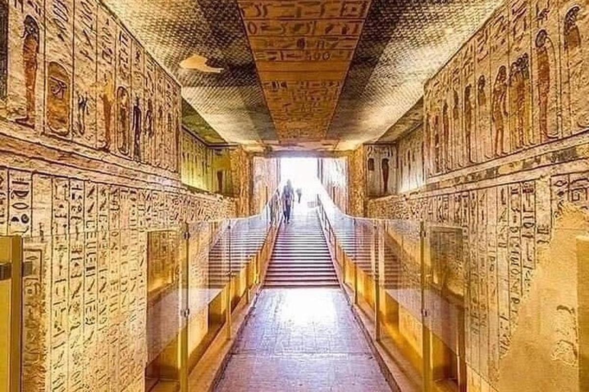 ممر في مبنى قديم به نقوش على الجدران