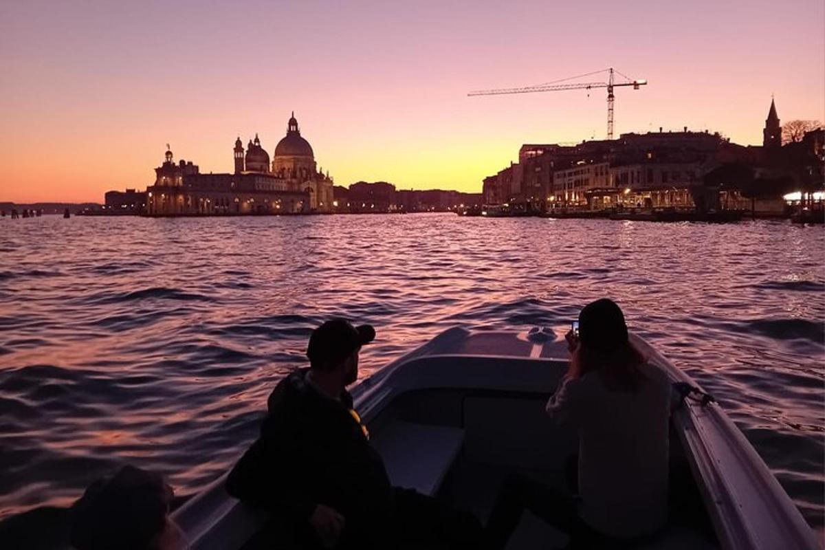 un gruppo di persone in barca sull'acqua