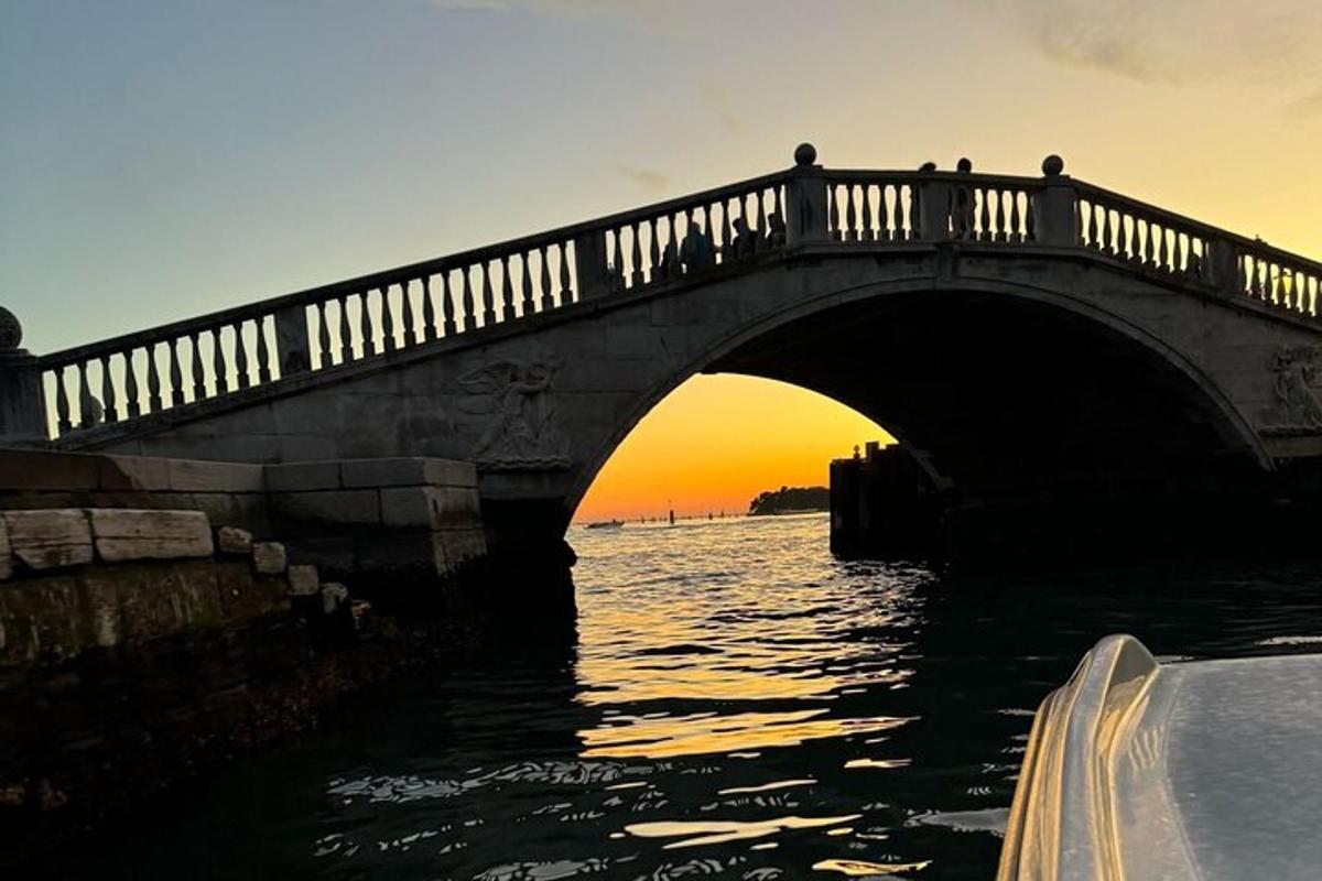 un ponte sull'acqua con persone che ci camminano sopra