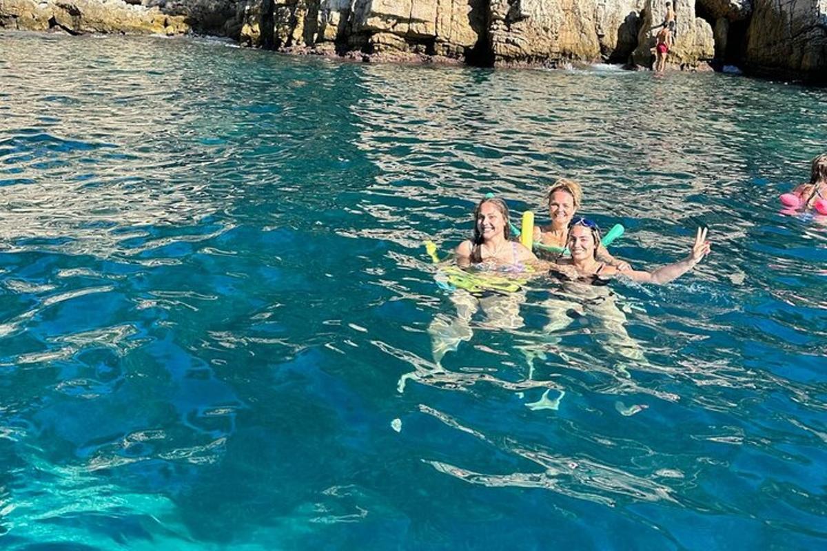 un uomo e due ragazze che nuotano nell'acqua