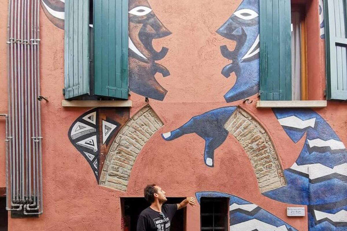 Ein Mann steht vor einem Gebäude mit Graffiti