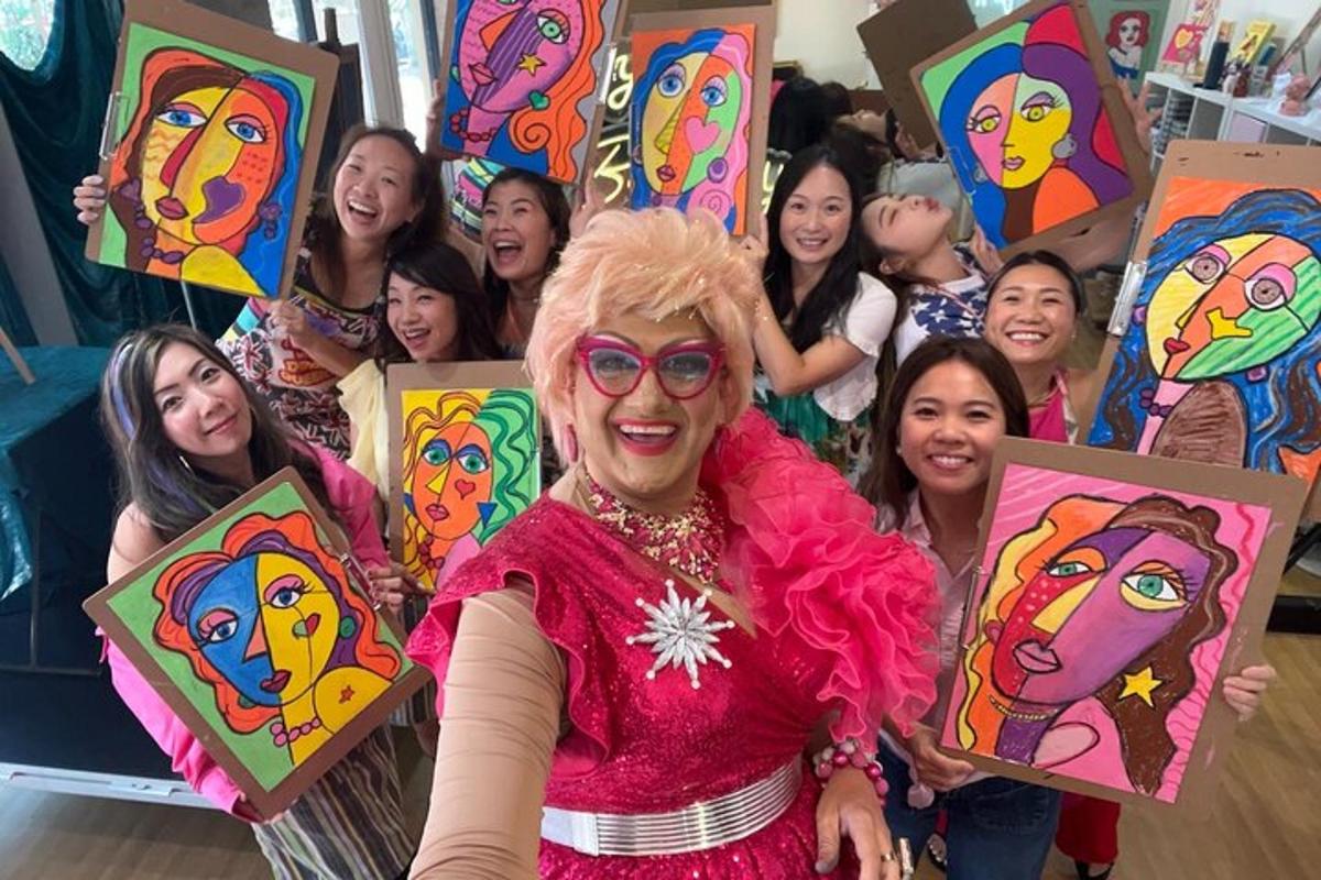 isang grupo ng mga babae na may hawak na mga painting ng mga simpson