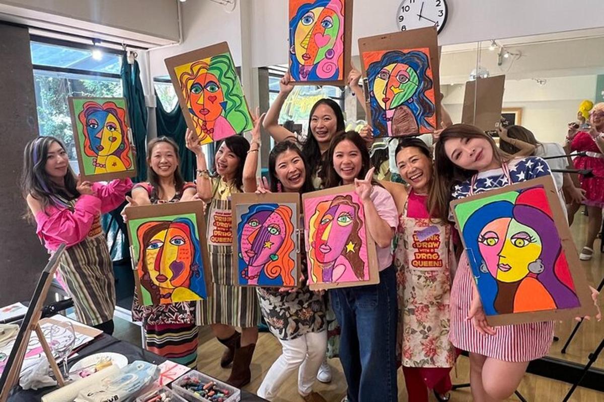 isang grupo ng mga batang babae na may hawak na mga painting ng kanilang mga mukha